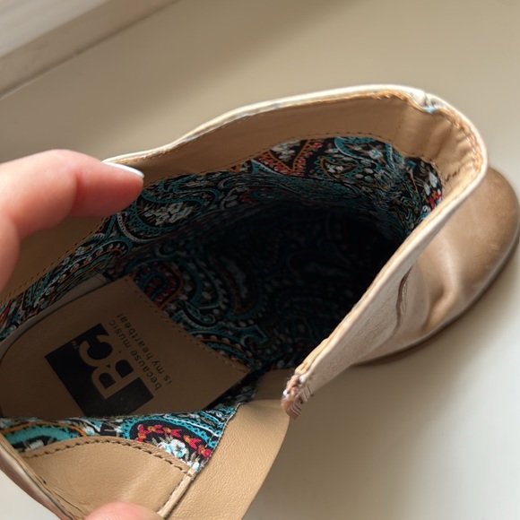 Chic Tan Leather Ankle Booties - Picture 8 of 11